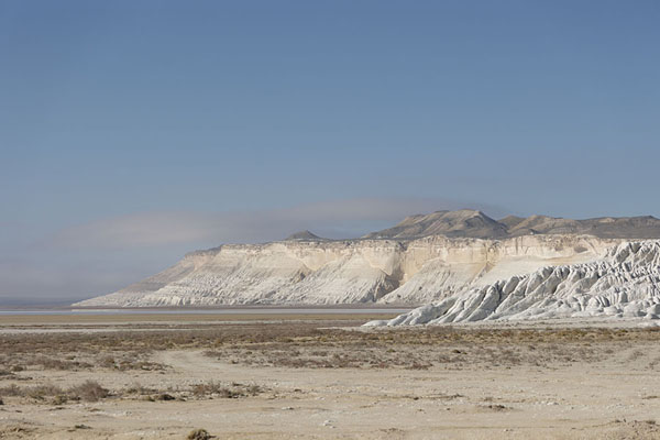Chalky mountains rising from the salt flat of Tuzbair | Salina de Tuzbair | Kazajstán