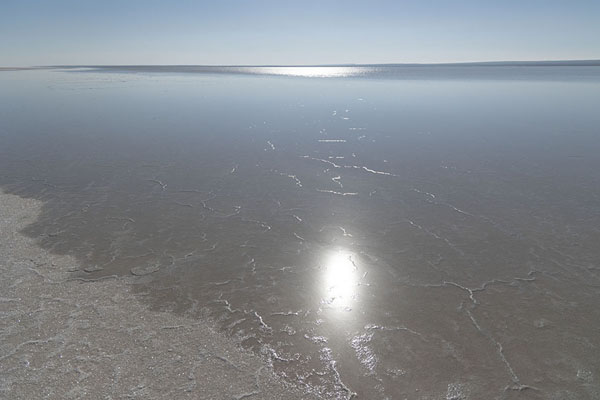 Foto van View over the thin layer of water on the salt flat of TuzbairTuzbair - Kazakhstan