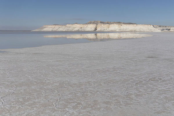 Looking towards the chalky cliffs at the end of the salt flat of Tuzbair | Salina de Tuzbair | Kazajstán