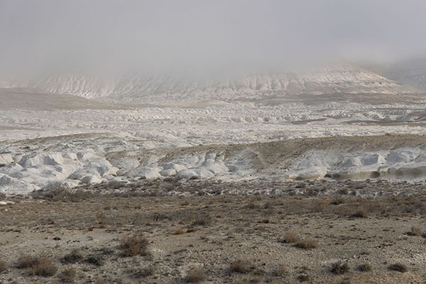 Edge of the Tuzbair salt flat with white surface, enveloped in fog | Salina de Tuzbair | Kazajstán