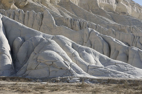 Slopes of the mountains rich in minerals at the edge of the salt flat of Tuzbair | Salina di Tuzbair | Kazachistan
