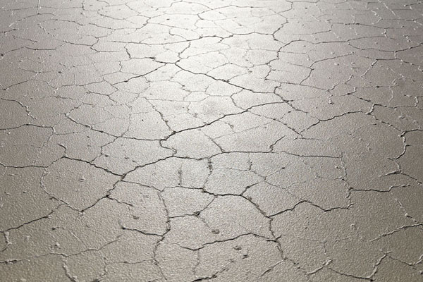 Foto van Cracks in the surface of the salt flat of Tuzbair in close-upTuzbair - Kazakhstan
