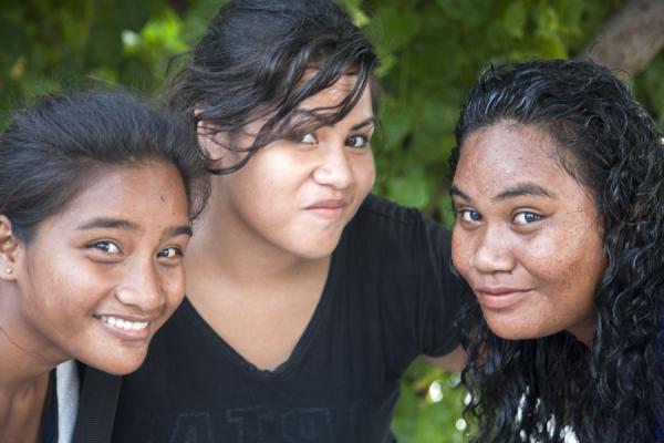 Girls from Kiribati smiling for a picture | Gente I-Kiribati | Kiribati
