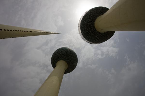 Foto van Koeweit (The three Kuwait Towers seen together from below)