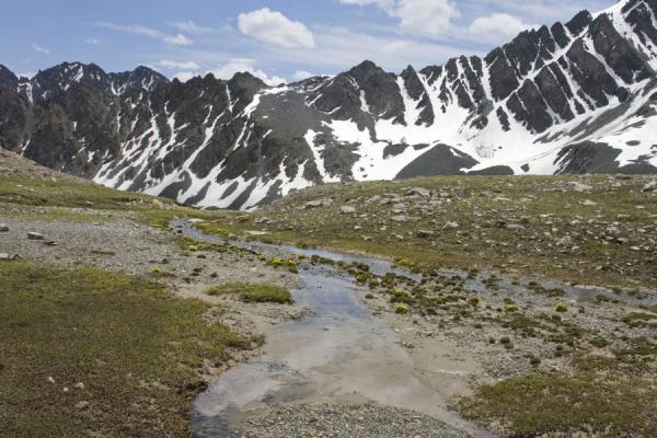 Foto di Kirghizistan (Snowy mountains near Ala-Köl pass)