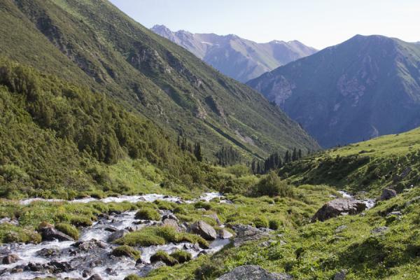 Foto de The valley leading up to Ala-Köl passKarakol - Kirguistán