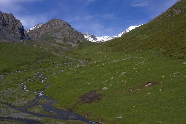 Foto van Green landscape in the Kyrgyz mountains near Ala-Köl passKarakol - Kirgizië