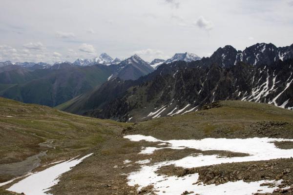 Foto van Looking back towards the valley near Ala-Köl passKarakol - Kirgizië