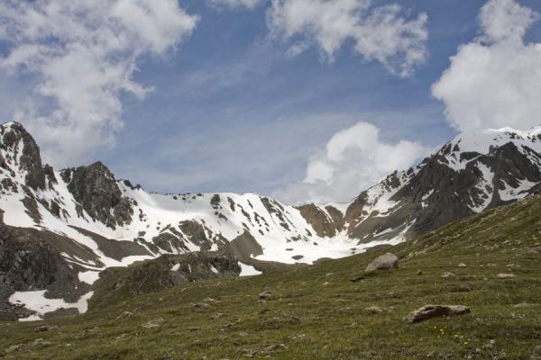 Foto van Snow-capped mountains near Ala-Köl passKarakol - Kirgizië