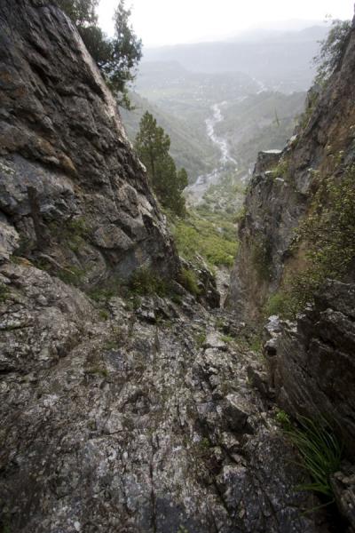 Photo de View through a rocky passage near the big waterfall of ArslanbobArslanbob - Kirghizistan