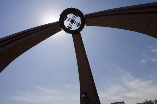 Foto van Three granite arches holding the wreath at the Victory MonumentBisjkek - Kirgizië