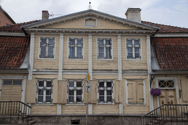 The oldest wooden house of Kuldīga | Vielle ville de Kuldīga | Lettonie