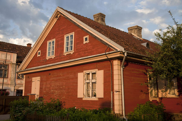 Foto van Red wooden house in the old town of KuldīgaKuldīga - Letland