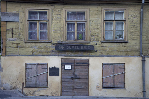 Windows and door in one of the many remarkable houses of Kuldīga | Kuldīga Oude stad | Letland