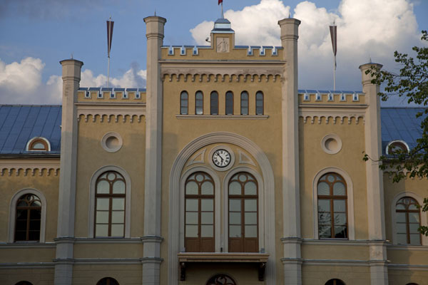 The City Hall of Kuldīga - being reconstructed when I visited | Ciudad vieja de Kuldīga | Lettonia