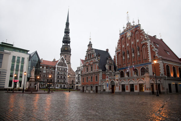 Rātslaukums, or Town Square, with the House of Blackheads and the spire of the Church of St. Peter in the background | Riga Oude Stad | Letland