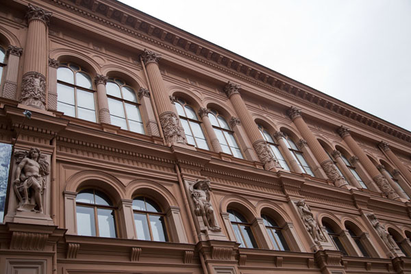 Foto van Statuettes adorning a building in the old town of Riga - Letland - Europa