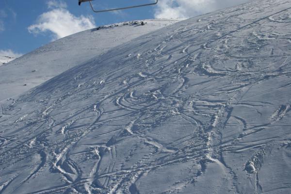 Foto de Traces left by skiers on the slopes of Faraya Mzaar ski areaFaraya Mzaar - Libano