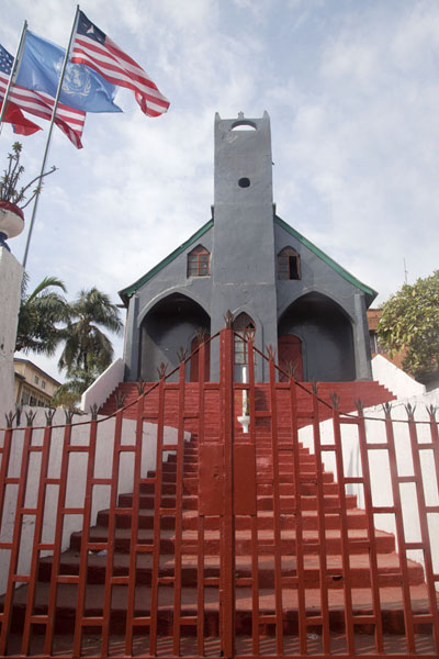 Foto van Looking up the entrance of the First United Methodist Church, on Broad Street - Liberia - Afrika