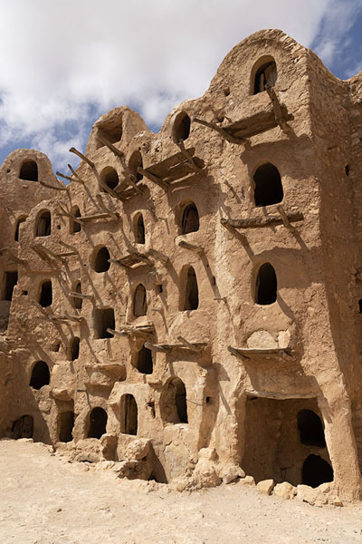 Foto de Four-storey granary at Kabaw palaceCastillos silos - Libia