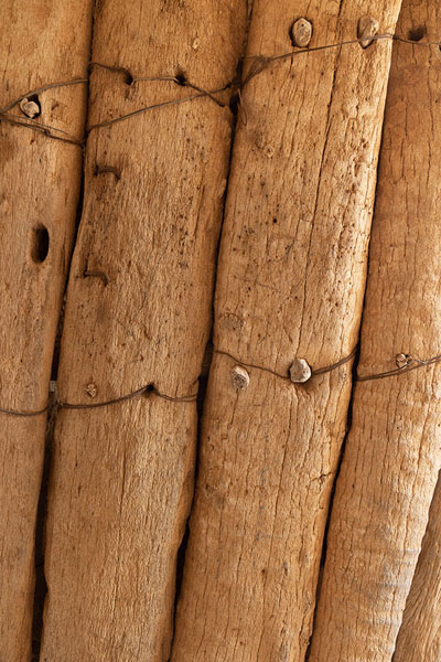 Foto van Close-up of palmwood door in the fortified granary of Kabao palaceKastelen silos - Libië