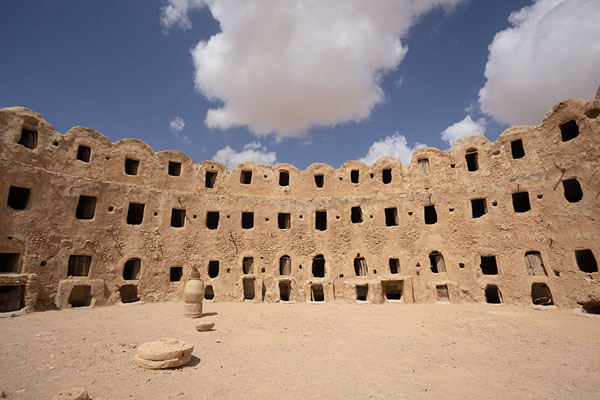 Photo de The inteiror of the fortified granary of Qasr al-HajjChateaux graniers - Libye