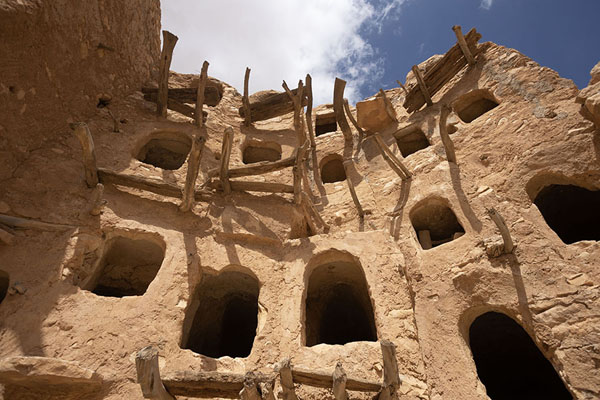 Looking up the adobe fortified granary of Kabao palace | Castelli granai | Libia