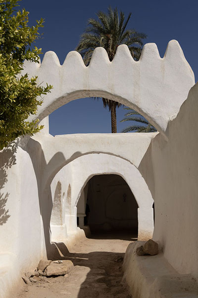 Foto de Arches spanning a street in the old city of GhadamesGhadames - Libia