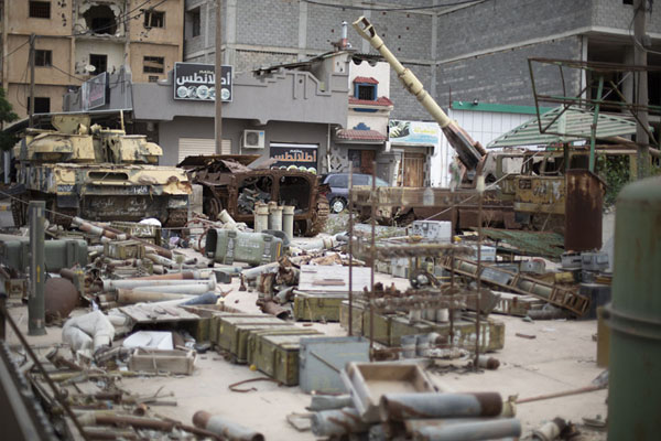 Weaponry exposed on the sidewalk outside the war museum | Misrata musée de la guerre | Libye
