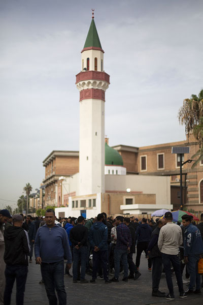 Foto van Minaret in the old part of Tripoli with traders outsideTripoli - Libië