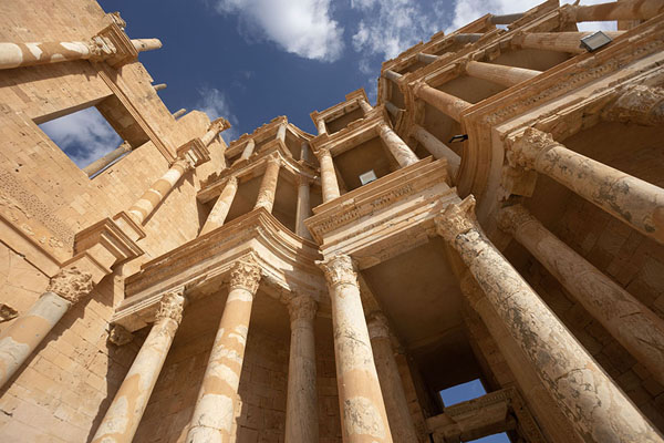 Foto de Looking up the columns of the theatre of SabrathaSabratha - Libia
