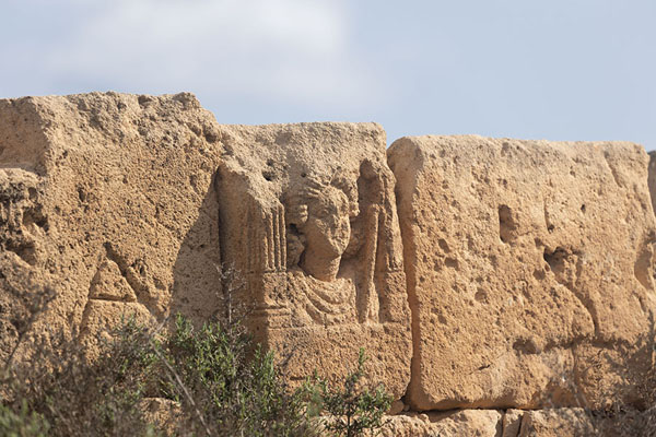 Foto van Head carved out of a wall in SabrathaSabratha - Libië