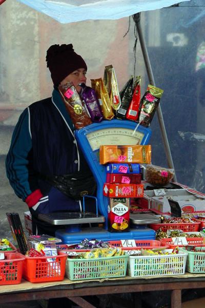 Stacking up the goods | Marché de Vilnius | Lituanie