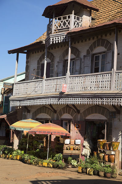 One of the most remarkable buildings in Ambalavao with a flower shop | Ambalavao | Madagaskar