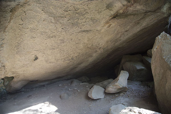 Foto van Entrance of a cave near Anja - Madagaskar - Afrika
