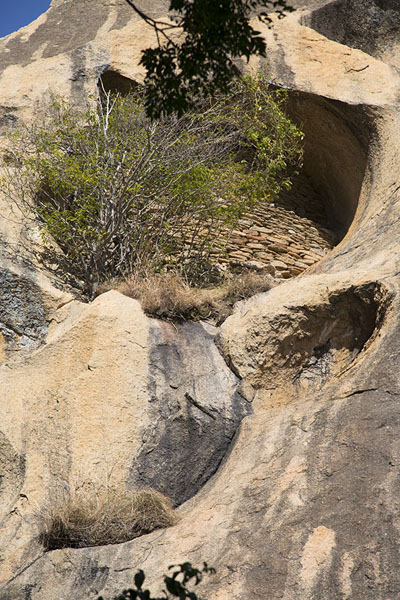 Foto van Tomb of a Betsileo family in a big boulder - Madagaskar - Afrika