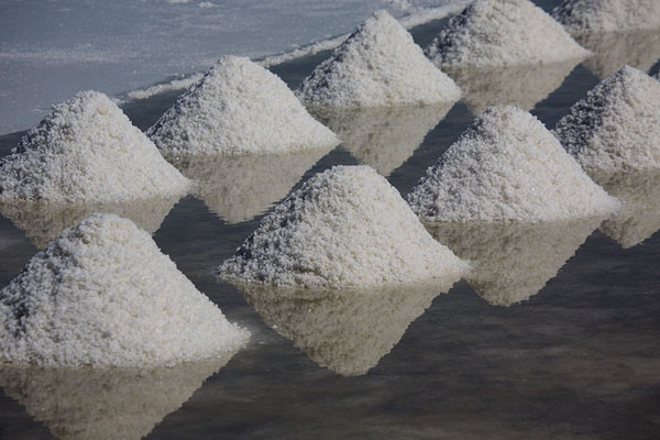 Foto de Salt in neat heaps at a salt pan near Belo sur Mer - Madagascar - Africa