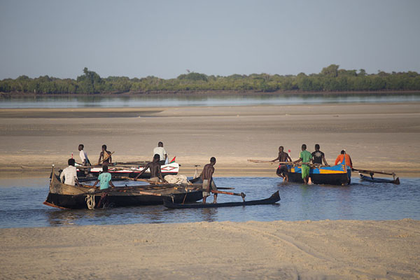 Foto di Fishermen carrying their pirogues to deeper waterBelo sur Mer - Madagascar