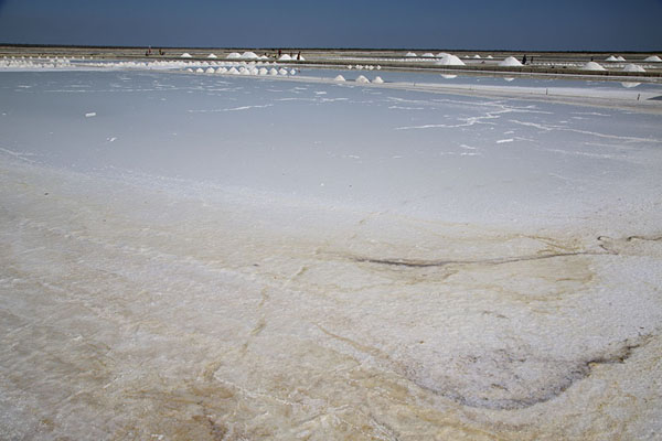 Foto van One of the salt pans outside Belo sur Mer - Madagaskar - Afrika