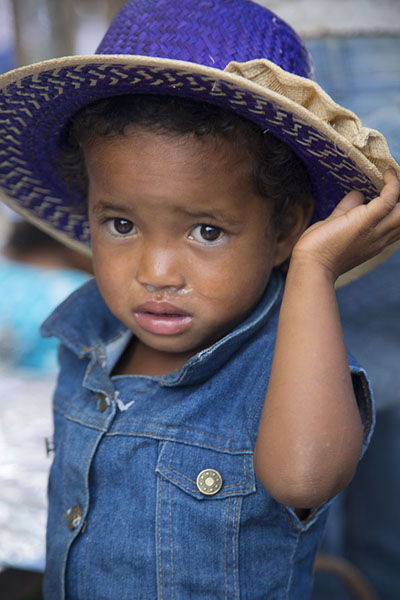 Foto van Girl in a town between Antananarivo and TsiroanomandidyMalagassiers - Madagaskar