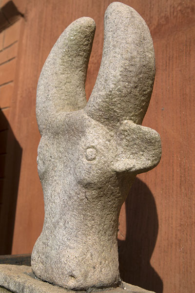 Foto van Zebu head carved of stoneAmbohimanga - Madagaskar