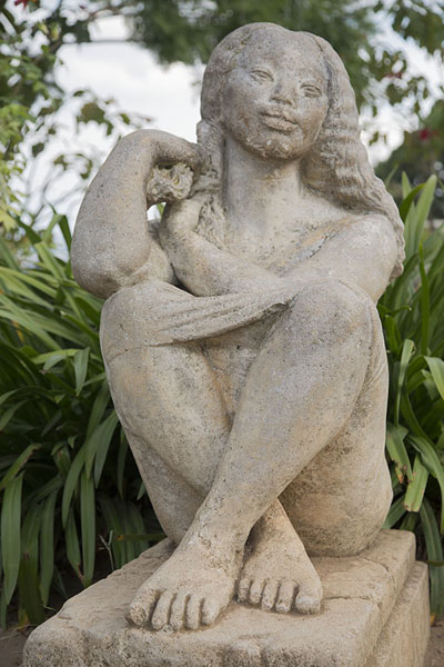 Sculpture of sitting woman in the garden of the palace | Rova Palace | Madagaskar
