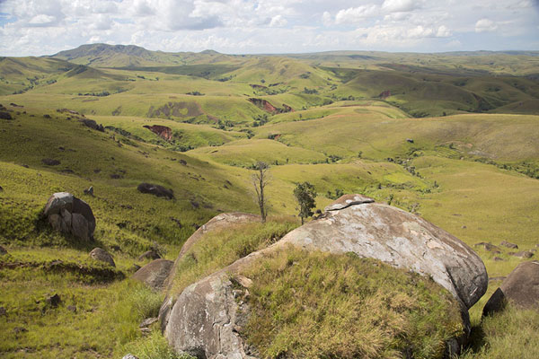 Foto van Landscape roughly halfway between Tsiroanomandidy and Ankavandra - Madagaskar - Afrika
