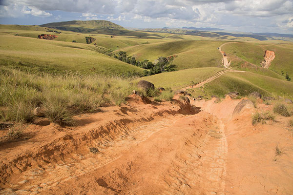 Foto van The road meandering through the landscape - Madagaskar - Afrika