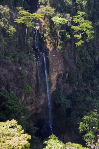 Picture of Manchewe Falls tumbling down the cliffs outside Livingstonia