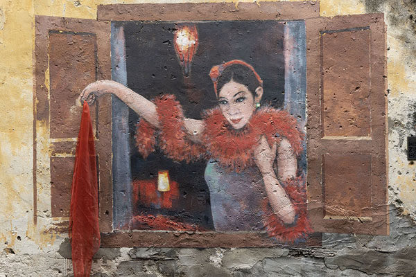 Foto van Woman with a scarf in her hand, wall painting on Kwai Chai HongPetaling straatkunst - Maleisië