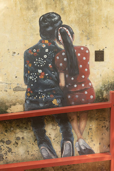 Foto di Couple sitting on a bridge, wall painting in Kwai Chai HongArte di strada di Petaling - Malesia