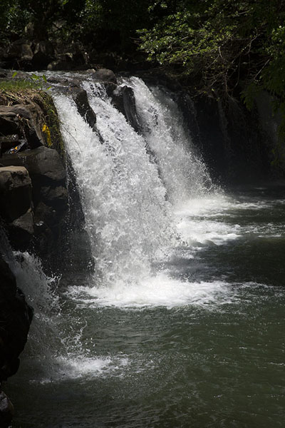 Foto van Waterfall in the river below Eureka - Mauritius - Afrika
