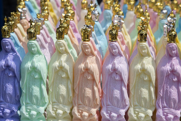 Foto van Brightly coloured statues of the Virgin of Guadalupe for saleMexico Stad - Mexico