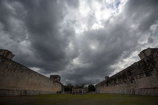 Foto van Dark sky over the Great Ball Court of Chichén ItzáChichén Itzá - Mexico